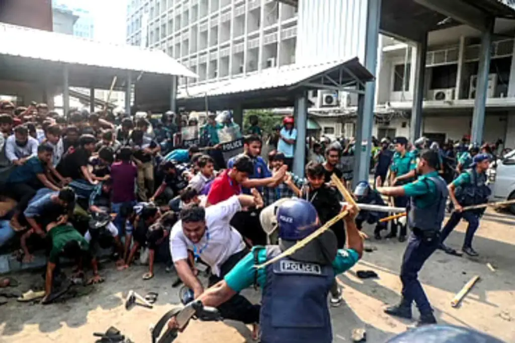 Bangladesh Secretariat student protest: police use sticks on the students