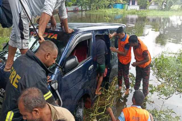 Bangladesh: Microbus Falls Into Canal, 7 Family Members Dead